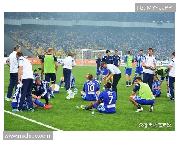 中国队与伊朗激战正酣争夺亚洲足球赛重要胜利的关键时刻 中国队与伊朗激战正酣争夺亚洲足球赛重要胜利的关键时刻